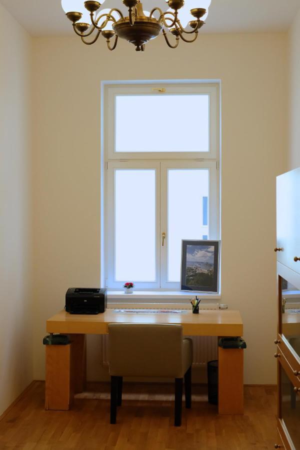 Kolonada Luxury 3 Bedroom Apartment Manes マリアーンスケー・ラーズニェ エクステリア 写真